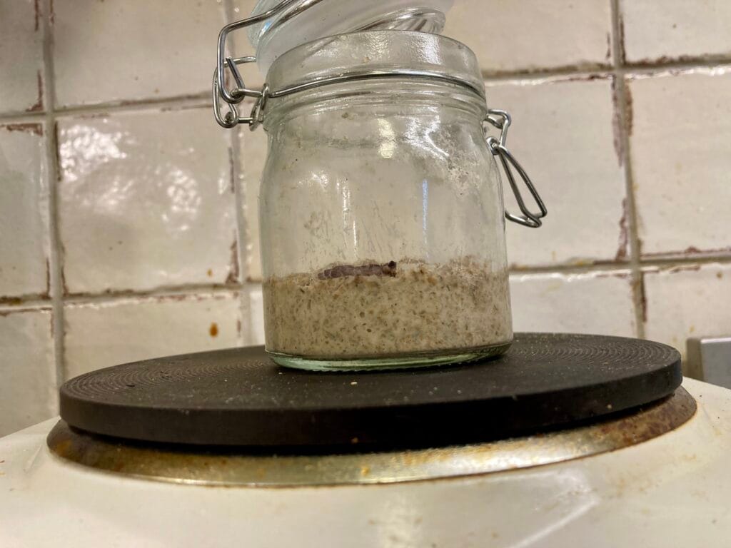 Bewaar je starter in een afgesloten pot! Zo voorkom je zuurdesemstarter problemen. 