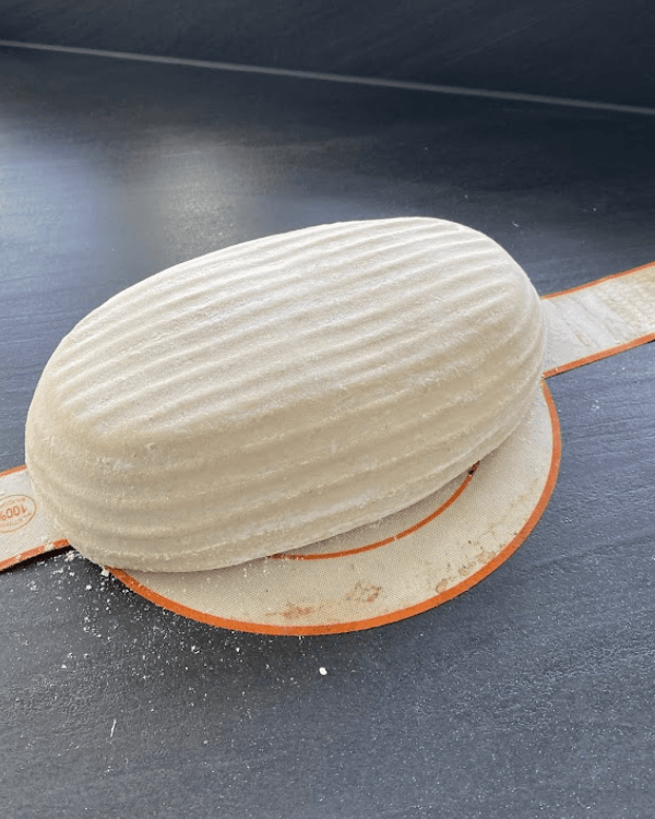 Deeg voor mijn zuurdesembrood wachtende op een insnede om daarna af te bakken.