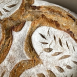 Zuurdesembrood insnijden decoratief of functioneel